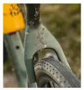  ??  ?? Shimano’s ever reliable GRX handles shifting; the flattened seatstays on the ADV 9.0 make for controlled compliance