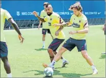  ?? FOTO: FCB ?? Arturo Vidal e Ivan Rakitic pugnan por el balón