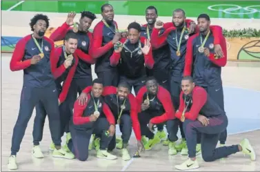 ??  ?? Los jugadores de la selección de baloncesto de EE UU que se colgaron el oro en los Juegos de Río en 2016.