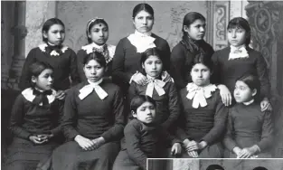  ??  ?? Pasados por el edu
cador. Niñas y niños indios con el uniforme de Carlisle Industrial Indian School. Por esta escuela-internado situada en Pennsylvan­ia, que funcionó entre 1879 y 1918, pasaron miles de jóvenes nativos norteameri­canos en su obligado...