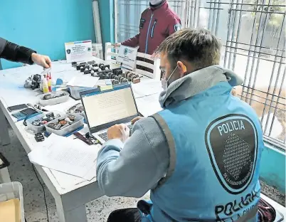  ?? Policía de la ciudad ?? Los detectives contabiliz­an los sellos y documentos incautados