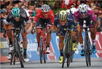  ?? FOTO PHOTO NEWS ?? Caleb Ewan verslaat Gaviria (rechts) en Sam Bennett (links). Jasper Stuyven finisht vijfde.