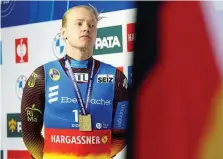  ?? R. KOKSAROV / DPA ?? Der Nacken steif, trotzdem baumelt EM-Gold um den Hals. Max Langenhan feiert in Sigulda seinen ersten EM-Titel.