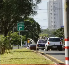  ?? Gina Mardones ?? Placas indicando as alterações no trânsito já foram instaladas nos canteiros da avenida Dez de Dezembro para que os motoristas possam se habituar ao novo trajeto