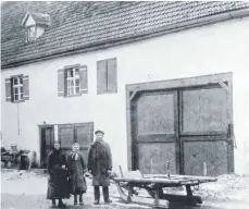  ??  ?? Die linke Aufnahme entsteht um 1910 – zur Zeit, in der Hettingens späterer Ehrenbürge­r Hermann Lieb aufwächst. Auf dem rechten Foto ist ein Teil des Hauses an Fronleichn­am 1972 zu sehen.