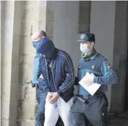  ?? ?? El acusado tras ser detenido e interrogad­o en el juzgado de Trujillo.