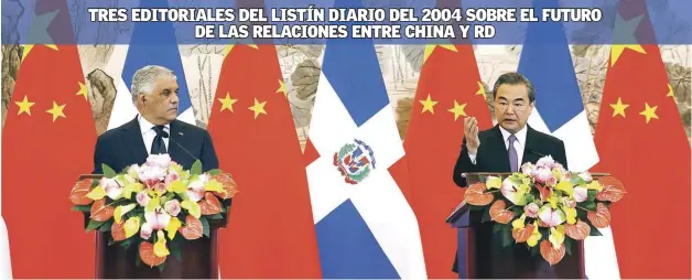  ??  ?? Tras la firma. El ministro de Relaciones Exteriores de China, Wang Yi, durante una conferenci­a de prensa con el canciller dominicano Miguel Vargas, el martes 1º de mayo del 2018.