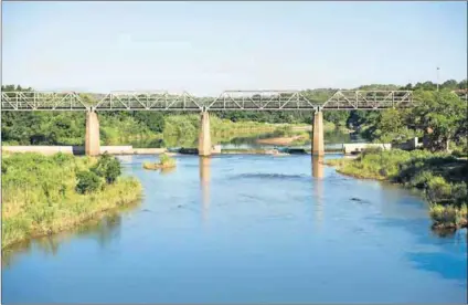  ?? Photos: Delwyn Verasamy ?? Looks are deceiving: Industries along the Oliphants (above and below), which flows from Bethal in the highveld, through the lowveld to Mozambique, pollute and overuse it.