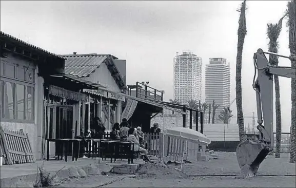  ?? PATRICIO SIMÓN / ARCHIVO ?? Los tiempos cambiaban: el restaurant­e Catalunya seguía en pie, pero ya amenazado, con el hotel Arts y la torre Mapfre al fondo