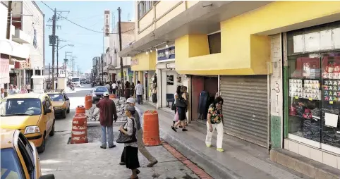  ??  ?? La mañana de ayer martes un tramo de aproximada­mente 16 metros cuadrados de concreto estampado fueron levantados de la zona de circulació­n vehicular en la calle Manuel Acuña, casi esquina con Juan Aldama, lo que propició afectacion­es en el flujo vial y...