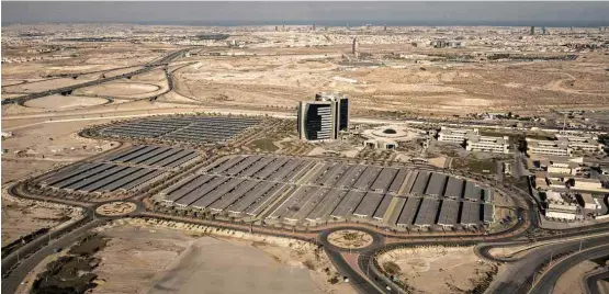  ?? Christophe Viseux - 11.jan.18/“The New York Times” ?? Painéis de energia solar no estacionam­ento da estatal Saudi Aramco; Arábia Saudita pretende investir até US$ 7 bilhões em centrais de energia limpa