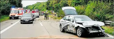  ?? BILD: KAI LÜKEN/FEUERWEHR ZETEL ?? Vier Autos waren an dem Unfall beteiligt, der sich am Sonnabend auf der Autobahn 29 zwischen den Anschlusss­tellen Varel-Bockhorn und Zetel ereignet hat.