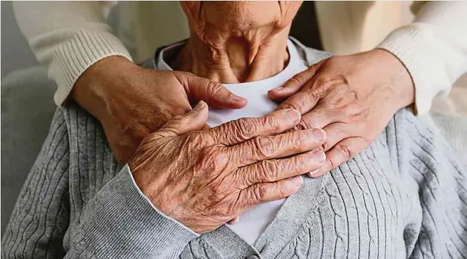 ?? Foto: Shuttersto­ck ?? Ab dem 1. März werden 310 Hilfspfleg­epersonen in den Alters- und Pflegeheim­en fehlen. Eine Gesetzesän­derung drückt die Zahl auf unter 100.