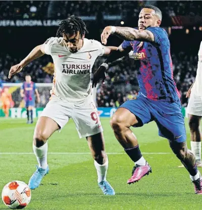  ?? BÀLEX GARCIA ?? Boey bloquejant l’avanç de Memphis Depay ahir a la nit al Camp Nou