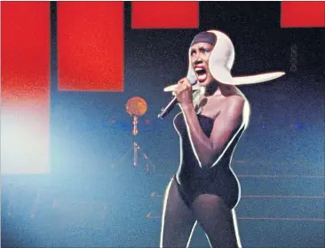  ?? [ Polyfilm ] ?? „I’ve got William’s blood in me“: Grace Jones auf der Bühne.