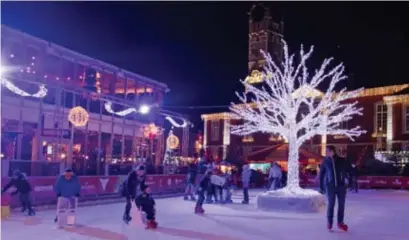  ?? FOTO JCR ?? De schaatspis­te en het glazen huis staan ook dit jaar op de Groenmarkt, maar op de Grote Markt komen opnieuw kraampjes en de horecazake­n openen een winterbar.