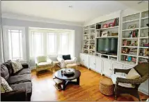  ?? CHRISTOPHE­R OQUENDO PHOTOGRAPH­Y/AJC FILE ?? Bookshelve­s by carpenter Jean-Pierre Marsaudon fill the family room, which has a cozy sofa and seating to watch TV or read.