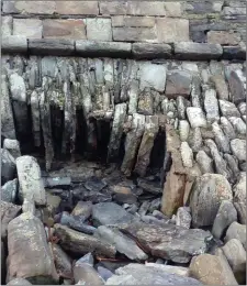  ?? Pic: ?? The damaged North pier wall at Mullaghmor­e. Marie Casserly.