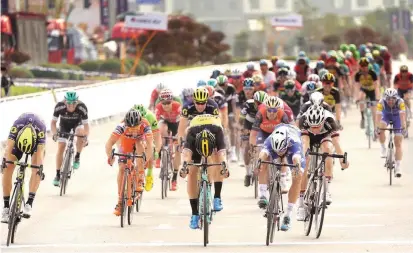  ?? FOTO QUICK-STEP ?? Por centímetro­s perdió ayer Gaviria (izquierda) ante el holandés. El paisa está a un triunfo de igualar a Marcel Kittel como máximo ganador del año. Este suma 14 victorias.