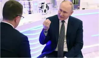  ?? ?? Le président russe Vladimir Poutine fait un geste lors de son entretien avec le correspond­ant de la télévision d'État russe Rossiya 1, Pavel Zarubin, à Moscou.