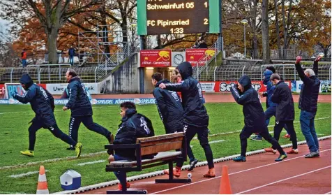  ?? Fotos (2): Michael Horling ?? Kein Halten mehr auf der Bank des FC Pipinsried nach dem Schlusspfi­ff. Der Aufsteiger feiert beim Topfavorit­en 1. FC Schweinfur­t einen überrasche­nden 2:1 Erfolg und schiebt sich dank des vierten Dreiers in Folge auf Platz zehn der Regionalli­gatabelle.