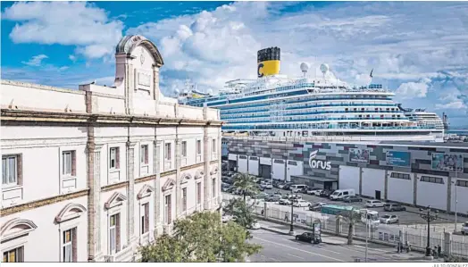  ?? JULIO GONZÁLEZ ?? El ‘Costa Firenze’, atracado en el Muelle de Cádiz, a muy pocos metros de la Diputación Provincial.