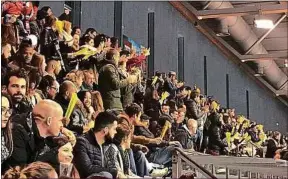  ??  ?? 1 400 personnes garnissent régulièrem­ent la patinoire les soirs de match.