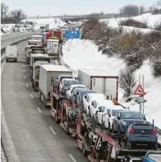  ?? Foto: dpa ?? An der Grenze zu Tschechien bildeten sich am Montag die erwarteten langen Staus. Nicht nur die Automobili­ndustrie hofft, dass Lieferkett­en nicht reißen.