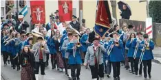  ??  ?? Die Fremdinger Musikkapel­le und die Fahnenträg­er marschiert­en vorneweg.