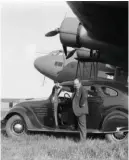  ??  ?? Imperial de 1937. Ese año solo se fabricaron algunos Imperial, con un frontal específico. A la izquierda, Anton Fokker en 1934 con un Airflow y su cuatrimoto­r de pasajeros FXXXVI. El coche y el avión se lanzaron el mismo año y, pese a sus avances técnicos, fueron un fracaso comercial.
