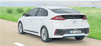  ??  ?? El Ioniq híbrido alcanza 185 km/h, sólo gasta 3,4 litros de media y emite 79 g/km de CO