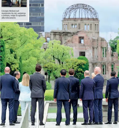  ?? (Afp) ?? Il luogo simbolo La premier Giorgia Meloni e gli altri leader del G7 durante la visita di ieri al Memoriale della Pace di Hiroshima