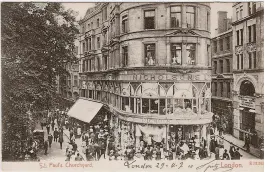  ?? ?? Crowds throng at Nicholson’s in St Paul’s Churchyard in 1907