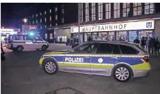  ?? FOTO: EMERGENCY-REPORT.DE - BOTHE ?? Die Polizei war am Samstagabe­nd mit einem großen Aufgebot am Düsseldorf­er Hauptbahnh­of im Einsatz.