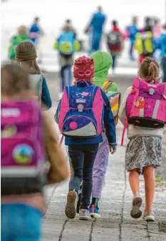  ??  ?? Bald beginnt die Schule in Bayern wieder. Gerade für Kinder unter zwölf, die sich nicht impfen lassen können, sieht Prof. Wendtner Risiken. Symbolfoto: P. Kneffel, dpa