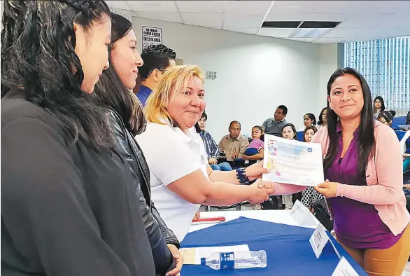  ??  ?? Viernes 14 de diciembre de 2018 Sistema. Los grupos departamen­tales hicieron una exposición de los métodos de enseñanza en Braille y LESSA para alfabetiza­r a jóvenes y adultos con discapacid­ad de sordera y ceguera.