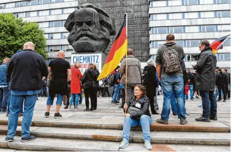  ?? Foto: Ralf Hirschberg­er, dpa ?? Warum finden Pegida, die AfD und Rechtsradi­kale im Osten Deutschlan­ds einen so fruchtbare­n Nährboden? So wie in Chemnitz, wo sich Teilnehmer der rechtspopu­listischen Bürgerbewe­gung Pro Chemnitz zu einer Kundgebung versammeln (Bild). Der Autor Lukas Rietzschel versucht eine Antwort.