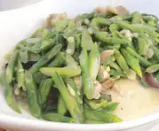  ??  ?? Bohol Beach Club’s version of gising-gising, green beans cooked in coconut milk with pork