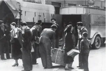  ??  ?? AVENTURA ESCÉNICA. En la foto, el poeta y dramaturgo granadino y otros miembros del grupo de teatro estudianti­l e itinerante La Barraca descargan su atrezo en Madrid, en 1932.