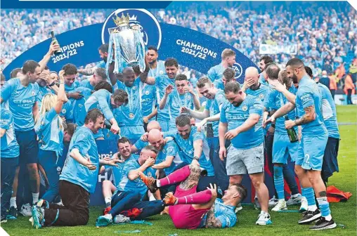  ?? ?? El equipo del norte de Inglaterra hizo el doblete en la Premier League al repetir como campeón, en una dramática última jornada.