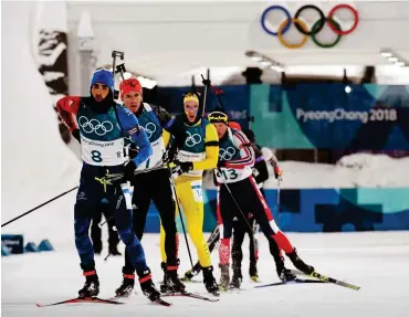  ?? Foto: AFP/Kudryavtse­v ?? Sieger Simon Fourcade führt das Feld an. Der spätere Zweite, Sebastian Samuelsson, ist hier noch Dritter.