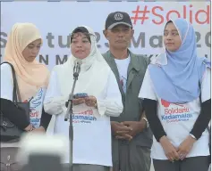  ?? — Bernama photo ?? Zarina Shuib (second left) represents family of late Mohd Haziq Mohd Tarmizi speaks at the Solidarity rally.