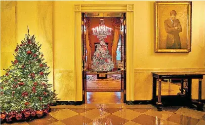  ?? REUTERS ?? La Casa Blanca presenta motivos navideños ordenados por la primera dama, Melania Trump.
