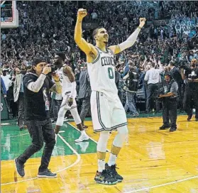 ??  ?? Jayson Tatum, de Boston Celtics, celebrando la clasificac­ión ante sus aficionado­s