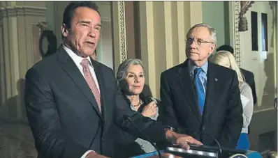  ?? MARK WILSON / GETTY ?? El exgobernad­or en el 2013, con los senadores Barbara Boxer y Harry Reid, en un acto en Washington