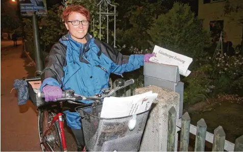  ?? Foto: Peter Wieser ?? Heike Findler aus Unterknöri­ngen trägt jeden Morgen die Günzburger Zeitung aus. Auf ihr Fahrrad möchte sie dabei nicht verzichten.