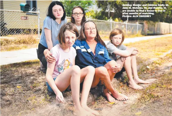  ??  ?? Heather Molder and children Emily 10, Jade 15, Nicholas, 16, and Horatio, 11, are unable to find a house to live in after months of searching.
Picture: ALIX SWEENEY