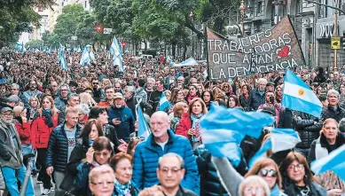  ??  ?? RESPALDO. Miles de argentinos marcharon el sábado para apoyar la reelección de Mauricio Macri, quien recibió un revés en las elecciones primarias.