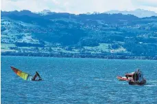  ?? FOTO: FEUERWEHR WASSERBURG ?? Wegen des starken Winds kentern am Mittwoch gleich mehrere Boote auf dem Bodensee.