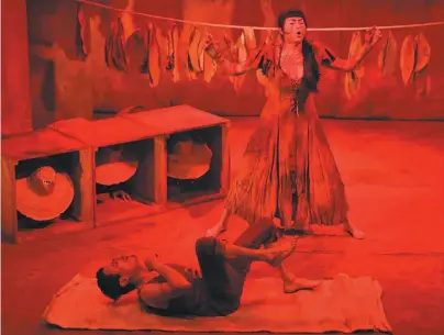  ?? / Óscar Pérez ?? Puesta en escena de la “La caída de las águilas”. De pie, Paola Guarnizo, encarnando a Magdalena, uno de los personajes de la obra.